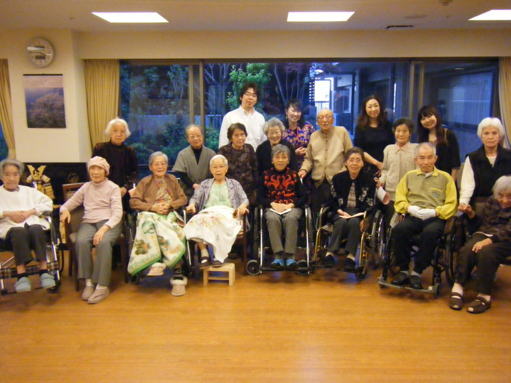 高齢者施設での記念撮影